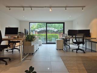 <p><span>SINT-NIKLAAS</span><span> - Langsheen de Parklaan in Sint Niklaas bieden wij u deze kantoor/praktijkruimte aan op het gelijkvloers van deze recente residentie. </span></p><p><span> </span></p><p><span>Enkele troeven zijn alvast:</span></p><ul><li><span>Zéér energiezuinig, verwarming met warmtepomp</span></li><li><span>Volledig afgewerkt met zéér kwalitatieve materialen</span></li><li><span>Toplocatie op de Parklaan</span></li><li><span>Inclusief 2 autostaanplaatsen</span></li></ul><p><span> </span></p><p><span>De ruimte is als volgt ingedeeld:</span></p><p><span>Inkomhal met ingemaakte kastenwand (technieken, opbergruimte), gastentoilet met lavabo, ingerichte badkamer met dubbel lavabomeubel en inloopdouche, ingerichte keuken (inductie kookplaat, dampkap, vaatwasser, koelkast, diepvriezer, oven), </span></p><p><span>kantoor/vergaderzaal vooraan (16.5 m²), achteraan centrale ruimte +- 36m², zuid gericht terras.</span></p><p><span>In de kelder is een ruime privatieve berging. </span></p><p><span> </span></p><p><span>De ruimte is tevens voorzien van zonnepanelen. </span></p><p><span>U kan rekenen op een zeer lage verwarmings -en elektriciteitskost.</span></p><p><span> </span></p><p><span>Overdekte parkeerplaats achteraan het gebouw.</span></p><p><span>Autostaanplaats vooraan het gebouw.</span></p><p><span> </span></p><p><span>Beschikbaar </span><span>vanaf 1/10/2026<br /></span><span>Epeil </span><span>32.</span></p><p><span>Huurprijs: </span><span>1470 Euro per maand + 120 Euro ( gemeensch.kosten)</span></p><p><span> </span></p><p><span> </span></p><p><span>Interesse of wenst u meer informatie? Neem dan snel contact op!</span></p>