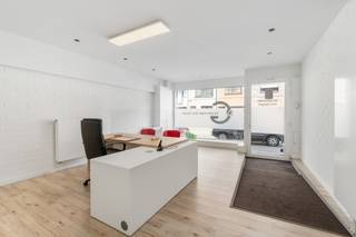 Bent u op zoek naar een vlot bereikbaar handelspand in zeer goede staat? Lees dan zeker verder!<br /><br />Dit mooi handelspand bevindt zich op een vlot bereikbare locatie in Lokeren en werd gerenoveerd waardoor er geen renovatieplicht is (EPC: C). Verder is het gebouw asbestveilig.<br /><br />Troeven:<br />- Nieuwe ramen<br />- Centrale verwarming op aardgas<br />- Vernieuwde daken en koepels<br />- Mooie open ruimtes met veel lichtinval<br />- Boven een polyvalente ruimte die nog kan opgefrist worden<br />- Grote zolder met vaste trap<br />- Ingemaakte kasten<br />- Badkamer<br /><br />Indeling:<br />- GLV: Hier bevinden zich in totaal 2 afgesloten burelen/meeting rooms (19m² en 15m²) met helemaal achteraan de berging (4m²) en badkamer (9m²), voorzien van lavabo, toilet en ligbad. Vooraan bevindt zich een open en vrij in te vullen ruimte (28m²) met ingemaakte kasten rond de sas van de traphal.<br /><br />- 1steV: Hier bevindt zich een open ruimte (46) m² met gedeeltelijke scheidingswand, keuken en trap naar de zolder.<br /><br />- 2deV: Zolder (25m²)<br /><br />Benieuwd naar wat dit handelspand te bieden heeft? Aarzel dan niet om contact op te nemen en dan geven wij u zo snel mogelijk een bezoek voorzien van alle info!