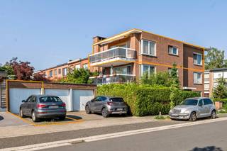 <p>Bent u op zoek naar een ruim en verzorgd appartement op een toplocatie? Dan is dit appartement op de tweede verdieping in een kleinschalig gebouw met slechts drie appartementen zeker een bezoek waard.</p>
<p>Gelegen in een rustige en kindvriendelijke woonwijk, op wandelafstand van het centrum, geniet u hier van een aangename combinatie van rust, privacy en een vlotte bereikbaarheid van winkels, scholen en openbaar vervoer.</p>
<p>Dankzij de ligging in een halfopen bebouwing baadt het appartement in het natuurlijke licht. De ruime woonkamer sluit rechtstreeks aan op een prachtig terras met een weids en open uitzicht — de ideale plek om in alle rust te genieten van een koffie of een zonnige avond.</p>
<p>De indeling omvat een inkomhal, een ruime leefruimte met aansluitend terras, een aparte keuken, badkamer, afzonderlijk toilet, praktische berging en twee volwaardige slaapkamers.</p>
<p>Extra troef is de inbegrepen garagebox met voorliggende oprit, goed voor maar liefst twee private parkeerplaatsen op eigen terrein.</p>
<p>Daarnaast profiteert u van zeer beperkte gemeenschappelijke kosten dankzij de interne syndicus. De algemene onkosten beperken zich tot onder meer de brandverzekering, minuterie, het ruimen van de beerput en kleine onderhoudswerken.</p>
<p>Een ideaal appartement voor wie op zoek is naar comfortabel wonen in een rustige omgeving met veel licht, ruimte en praktische voordelen.<br /><br />Afmetingen via energiedeskundige.</p>