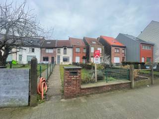 Gistel - Woning met veel potentieel te koop te Gistel.Indeling:Inkomhal met toilet, badkamer, berging/wasruimte, leefruimte met ruime open keuken,...