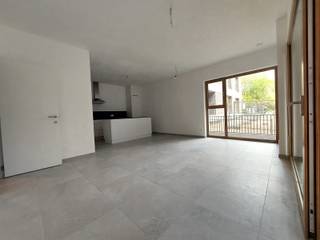 <span><strong>Lichtrijk nieuwbouw 1 slaapkamer appartement met zonneterras. Het appartement is centraal gelegen aan Park Van Eden, nabij winkels, openbaar vervoer, scholen, ziekenhuizen, </strong></span><strong>belangrijke in-en uitvalswegen<br /><br /></strong>Dit appartement maakt deel uit van een woonproject dat aangesloten is op het grootste residentiële geothermische warmtenet van Vlaanderen. Met een indrukwekkende 80% onafhankelijkheid van het energienetwerk, biedt dit systeem het meest duurzame en energiezuinige warmte- en koelsysteem beschikbaar op de markt. Dit resulteert in een aanzienlijke daling van uw energiekosten.<br /><span><br /><span><strong>INDELING:</strong></span><br />INKOMHAL met apart gastentoilet, vestiaire kast en wasplaats/berging.<br />Lichtrijke LEEFRUIMTE ca. 33m² op stenen vloer met open ingerichte KEUKEN voorzien van opbergkasten en toestellen; kookplaat, dampkap, oven, afwasmachine, spoelbak, ijskast en diepvriesvak. Aansluitend aan de leefruimte het TERRAS waar u heerlijk kan genieten van een zomerse dag. Aparte SLAAPKAMER ca. 11m² met kast.<br />Ingerichte BADKAMER voorzien van een inloopdouche, een lavabo in een meubel en een handdoekdroger.<br /><br />Tuinen van Eden staat bekend om zijn unieke, warm-minimalistische en eigentijdse uitstraling. Dit is te danken aan de gerenommeerde architecten Johannes Norlander uit Zweden en hama architecten uit Antwerpen. Zij hebben een ontwerp gecreëerd dat vorm, schoonheid en functionaliteit combineert in een karaktervolle, verfijnde architectuur. Hun minimalistische ontwerpen, die werken met sobere, natuurlijke materialen, gaan harmonieus op in het omringende landschap en stralen kracht uit in alle eenvoud.<br /><br /><span><strong>BIJZONDERHEDEN: </strong></span><br />* Nieuwbouw - Eerste bewoning <br />* Ruim terras met berging<br />* Fietsenberging<br />* Vloerverwarming, zonnepanelen, conforme keuring<br />* Algemene kosten €175/maand voor Privé warm water en verwarming, gemene delen, syndicus, lift, tuinonderhoud,...<br />* Autostaanplaats apart te huur : €125/maand</span>