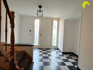 <p><span>In de aangename en autoluwe woonwijk Steenakker vinden we deze uiterst ruime, instapklare woning met 4 slaapkamers, inpandige garage en aangename tuin. De woning is rustig, doch centraal gelegen vlakbij zowel de belangrijkste winkelstraten van Mortsel als het prachtige Fort IV.</span></p><p><span> Ook scholen, openbaar vervoer (bus, tram en trein)en belangrijke invalswegen bevinden zich in directe nabijheid</span></p><p><span> </span></p><p><span>Indeling:</span></p><p><span>Bij het betreden van de woning komen we in de statige inkomhal op tegelvloer, met toegang tot de inpandige garage en de bovenste verdiepingen. De garage is langs weerszijden voorzien van bergkasten en ruim genoeg om zowel wagen als fietsen te stallen. Achteraan is er een praktische wasruimte met aansluiting voor wasmachine en droogkast en een bijhorende berging. Een buitendeur geeft uit op de mooie en verzorgde oost-tuin, waar het zalig zitten is! Eveneens op het gelijkvloers is er een 1ste, ruime slaapkamer aanwezig met zicht op de tuin. </span></p><p><span> </span></p><p><span>Als we de trap naar boven nemen komen we op eerste verdieping waar de L-vormige woonkamer, met een prachtige parketvloer, veel lichtinval geniet door de grote raampartijen aan zowel de voor- als achterzijde. Aansluitend op de woonkamer is er een uitgeruste keuken, voorzien van veel bergruimte en de nodige toestellen, waaronder oven, keramische kookplaat en dampkap (enkel een koelkast dient men zelf te voorzien). Zowel vanuit te keuken, als vanuit de woonkamer, heeft u toegang tot een ruim en overdekt terras.  Tot slot is er op deze etage een apart gastentoilet met handenwasser aanwezig. </span></p><p><span> </span></p><p><span>Op de tweede verdieping zijn er 3 ruime, volwaardige slaapkamers en een badkamer. De vernieuwde badkamer is uitgerust met een ligbad met douchemogelijkheid, een lavabomeubel en tweede toilet.<br />Er is ook een nog een kleine bergzolder aanwezig, welke via een luik te bereiken is.</span></p><p><span> </span></p><p><span>Pluspunten:</span></p><ul><li><span>Rustige, doch centrale locatie te Mortsel</span></li><li><span>4 volwaardige slaapkamers</span></li><li><span>Inpandige garage én oprit</span></li><li><span>Onderhoudsvriendelijke tuin</span></li></ul><p><span> </span></p><p><span> </span></p><p><span>Praktische informatie:</span></p><ul><li><span>Beschikbaar onmiddellijk</span></li><li><span>EPC: 370 kWh/m²</span></li><li><span>Plaatsbeschrijving € 350,-</span></li><li><span>Waarborg: 3 maanden</span></li></ul><p><span> </span></p><p><span>Voor meer info of een bezoek ter plaatse, bel ons op 03-449 42 41 of mail ons via hallo@habicom.be.</span></p><p><span> </span></p><p><span> </span></p><p><span> </span></p><p><span> </span></p><p><span> </span></p>