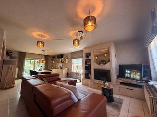 <strong>Villa met 3 slaapkamers op rustige ligging.<br /><br />Indeling</strong><br />gelijkvloers: inkomhal met gastentoilet, lichtrijke leefruimte met zithoek en eetplaats, keuken, garage, veranda en tuinhuis<br />eerste verdiep: drie ruime slaapkamers, badkamer en praktische opbergzolder.<br /><br /><strong>Troeven:</strong>
<ul><li>rustige ligging</li><li>verwarmde veranda</li><li>30 zonnepanelen(5,7Kwh piek)</li><li>conforme elektriciteit</li><li>ruime oprit</li><li>airco in alle slaapkamers + living (kan ook warmen)</li><li>epc C</li></ul>
