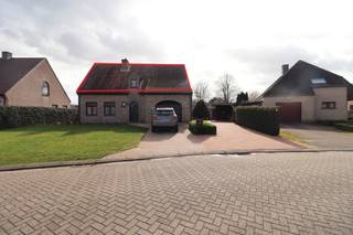 INDELINGGELIJKVLOERSGemeenschappelijke inkomhal met trap naar de 1ste verdieping.1STE VERDIEPINGInkomhal. Berging. Woonkamer met open keuken,...