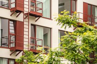 <p><span>GEMEUBILEERDE STUDENTENKAMER + FITNESS & GEMEENSCHAPPELIJKE TUIN TE ANTWERPEN</span></p><p><span> </span></p><p><span>Residentie John Martin is gelegen in de Tulpstraat/Klamperstraat te 2060 Antwerpen. De naam van de residentie is een verwijzing naar de voormalige brouwerij. Een grote troef is de vlotte verbinding naar verschillende hogescholen en universiteiten. Leuk detail is de nabijheid van Park Spoor Noord. Een ware oase om te ontspannen, te sporten, te spelen of te genieten in de gezellige zomerbar. Verder bevinden wij ons op wandel- en fietsafstand van Het Eilandje, het bruisende stadscentrum en openbaar vervoer. </span></p><p><span> </span></p><p><span>De eigentijdse en volledig uitgeruste studentenkamers zijn verspreid over de gelijkvloerse, eerste, tweede en derde verdieping. De kamers zijn geschilderd, voorzien van lichtarmaturen, het nodige meubilair (bed inclusief lattenbodem, een kleerkast, een boekenkast en een bureau), je eigen sanitaire voorzieningen (een douche, een lavabo met spiegel en een toilet), ... Kortom enkel je persoonlijke spullen ontbreken om hier je tweede thuis te creëren. </span></p><p><span> </span></p><p><span>Naast een comfortabele studentenkamer zijn er ook verschillende gemeenschappelijke ruimtes zoals de volledig uitgeruste keukens, een ruime woonkamer en een fietsenstalling. </span></p><p><span> </span></p><p><span>Troeven op een rij: </span></p><ul><li><span>Aanwezigheid van een lift</span></li><li><span>Kleinschalige residentie met 28 koten</span></li><li><span>Eigen badkamer met douche, lavabo en toilet</span></li><li><span>Volledig gemeubeld (bed, bureau, kleerkast, boekenrek, verlichting)</span></li><li><span>Aanwezigheid van een gemeenschappelijke tuin</span></li><li><span>Gratis toegang tot de fitnessruimte in de residentie</span></li><li><span>Divers aanbod, kamers vanaf 495,00 euro/maand + 80,00 euro algemene onkosten/maand</span></li></ul><p><span> </span></p><p><span>Wenst u meer info of bent u nieuwsgierig om deze knappe studentenkamers te ontdekken? Aarzel niet en vraag snel een bezoek aan via <span>info@pillar.estate</span></span><span> of 033 695 695. </span></p><p><span> </span></p><p><span>Tot binnenkort! </span></p><p><span> </span></p>