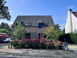 Recente luxe koppelvilla met ZW-oriëntatie en ideale ligging<br /><br />ONDER OPTIE<br /><br />Op wandelafstand van het gezellige winkelcentrum van Schilde en het Picardiëbos vinden we deze recente, energiezuinige en volledig instapklare woning. <br /><br />Gelijkvloers:<br />De inkomhal (5 m²) met vestiaire en gastentoilet verwelkomt u in deze prachtige woning. De gezellige woonkamer (23 m²) op parketvloer ademt rust en ontspanning uit. De op maat gemaakte, lichte leefkeuken (24 m²) is volledig uitgerust met kwalitatieve toestellen en materialen (o.a. granieten werkblad) en biedt rechtstreeks zicht op de tuin. Aansluitend bevindt zich de bergruimte/wasplaats. <br /><br />Eerste verdieping:<br />Via de elegante houten trap bereiken we de eerste verdieping. De nachthal (6 m²) heeft een afzonderlijk nachttoilet, en biedt toegang tot 3 slaapkamers op parket: de master bedroom (11m²), en 2 bijkomende slaapkamers van 8 m². De badkamer (7 m²) is voorzien van een ligbad en douche. <br /><br />Zolder:<br /><br />De ruime zolder van 16 m² biedt handige opslagmogelijkheden.<br /><br />Tuin:<br />Buiten wacht een ruime, zonovergoten tuin met veel privacy en een prachtige kastanjeboom. Het ruime terras (21 m²) is de perfecte plek om lange zomeravonden door te brengen na een bbq met familie en vrienden. Het tuinhuis (11 m²) biedt ruimte om fietsen en tuingerief te stockeren.<br /><br />Enkele troeven op een rij:<br />•Het comfort van een nieuwbouw woning aan verlaagd registratierecht<br />•Afgewerkt met hoogwaardige materialen (o.a. overal vloerverwarming, parketvloer, eikenhouten binnendeuren en kasten)<br />•Energiezuinig en duurzaam: EPC A, laadpaal, zonneboiler, type D ventilatie en grote regenwaterput<br />•ZW gerichte tuin met veel licht en privacy<br />•Topligging in het centrum, in een groene en rustige omgeving<br /><br />Deze koppelvilla combineert klasse, comfort en een toplocatie. Een unieke kans, en het ideale alternatief voor een nieuwbouw luxe appartement!