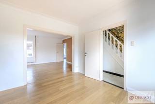 Ruime woning met 3 slaapkamers te Herenthout! <br /><br />Deze woning bestaat uit een mooie lichtrijke leefruimte, een moderne geïnstalleerde keuken, een wasberging, een toilet, een mooie badkamer met lavabo en douche, 3 volwaardige slaapkamers met nog een lavabo en toilet. Verder is er ook nog een berging, een dressing en een kelder aanwezig. Buiten geniet u van een groot en aangenaam terras! <br /><br />De woning is beschikbaar vanaf 01/04/2026! <br /><br />Alle verbruik is individueel. <br /><br />De EPC-waarde bedraagt 300 kWh/m² (Label C). <br /><br />Meer info vindt u op www.debaco.be <br />Contacteer ons via info@debaco.be of bel ons op 014/73.77.77 voor een bezoek ter plaatse!