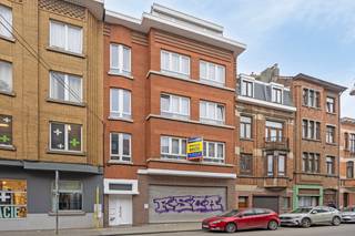 TOUS LES BIENVENUS CE SAMEDI 24/05/2025 de 11h à 12h.<br />A la recherche d'un investissement intelligent dans un emplacement de choix ? Découvrez cette propriété à haut rendement située au cœur d'Anderlecht. <br /><br />La propriété combine un espace commercial polyvalent au rez-de-chaussée avec trois appartements spacieux, parfaits pour la location ou l'utilisation personnelle. <br />Aménagement du rez-de-chaussée : espace commercial avec entrée séparée, une pièce d'entrée lumineuse et un bureau séparé. Idéal pour un magasin, un bureau ou un cabinet. <br /><br />Au premier et deuxième étage : les deux étages offrent une disposition identique : hall d'entrée, salon, cuisine, 1 chambre, salle de douche, toilettes séparées. <br />Au troisième étage : spacieux séjour, cuisine, toilettes, débarras et un grenier intégré et équipé avec 2 chambres, salle de bains, espace de rangement supplémentaire. <br /><br />Chaque étage dispose de son propre sous-sol, idéal pour le rangement et l'organisation, et la partie appartenant à l'espace commercial du rez-de-chaussée a été aménagée en sanitaires, kitchenette et débarras.<br /><br />Situation privilégiée avec tout à portée de main : situé dans un quartier animé, à proximité du centre commercial Westland, des installations sportives et du parc forestier verdoyant de la Scheut, près de l'hôpital, des écoles et des transports en commun. <br /><br />Cette propriété offre des possibilités infinies, tant pour l'usage personnel que pour la location. <br /><br />Ne manquez pas cette opportunité ! Contactez-nous dès aujourd'hui pour plus d'informations ou pour une visite.