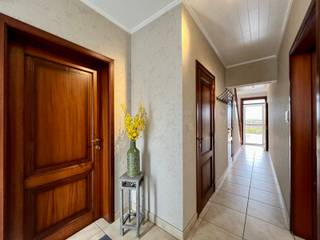 Bent u op zoek naar een ruime woning met veel lichtinval, comfortabele leefruimtes en praktische indeling? Dan zal deze charmante en perfect onderhouden gezinswoning u meteen weten te bekoren.<br />Via de inkomhal met gastentoilet komt u terecht in de royale leefruimte met eet- en zithoek met zicht op de tuin en het terras met buitenberging, wat zorgt voor een aangename verbinding tussen binnen en buiten.<br />De afzonderlijke keuken beschikt over een ruime zithoek met sfeervolle gashaard — de ideale plek om gezellig samen te komen met familie.<br />Verder biedt de woning een dubbele garage, een grote wasplaats, een extra toilet, een inloopdouche en een multifunctionele berging die kan dienen als bureau, eveneens met uitzicht op de tuin. Op de 1ste verdieping bevinden zich 3 slaapkamers, waaronder één met dressing. De moderne badkamer is uitgerust met een lavabo, inloopdouche en toilet. Daarnaast is er een eerste zolderruimte die volledig werd ingericht als gezellige leefruimte met open keuken. Vanuit deze duplex is er toegang tot een fantastisch, volledig afgesloten dakterras(36 m²) — een unieke troef waar u in alle privacy kan ontspannen.<br />Vanuit deze duplex bereikt u een extra slaapkamer en een badkamer met douche, lavabo en toilet. De 2de verdieping biedt nog 2 extra slaapkamers, ideaal voor een groot gezin, hobbyruimte of logeerkamers. Deze woning combineert ruimte, comfort en flexibiliteit op een uitstekende manier en biedt tal van mogelijkheden voor grote gezinnen, zelfstandigen of wie wonen en werken wil combineren. <br />Extra troeven<br />• Zeer ruime en veelzijdige woning<br />• Mogelijkheid tot kangoeroewonen<br />• Dubbele garage<br />• Grote leefruimtes met veel lichtinval<br />• 6 slaapkamers<br />• 3 badkamers/2 keukens<br />• Afgesloten dakterras van 36 m²<br />• Bureau met zicht op de tuin<br />• Extra inrichtbare zolder en droge kelder<br />• Rustig achteruitzicht<br />• Ideale ligging op slechts 1 km van een groot treinstation en verschillende scholen<br />Bij interesse contacteer Kristien: 0475 496218