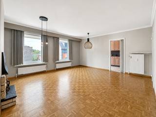 Lichtrijk 2-slaapkamerappartement met KELDERBERGING op TOPLIGGING IN HET CENTRUM VAN OUDENAARDE. Dankzij de LUCHT-LUCHTWARMTEPOMP geniet u van comfortabel VERWARMEN ÉN VERKOELEN en het appartement is uitgerust met ZONNEWERING op alle ramen. De aangename woonkamer baadt in natuurlijk licht en sluit aan op de keuken. Verder beschikt het appartement over een badkamer en TWEE SLAAPKAMERS. De ligging vormt een absolute troef: DE MARKT LIGT OM DE HOEK en winkels, horeca, openbaar vervoer en andere voorzieningen bevinden zich binnen handbereik. Bovendien zorgt de VLOTTE VERBINDING MET DE N60 RICHTING GENT voor een goede bereikbaarheid. Een aantrekkelijk appartement voor JONG EN OUD, zowel als eigen woonst als OPBRENGSTEIGENDOM.<br /><br />Adres: Stationsstraat 2 bus 6 te Oudenaarde<br /><br />EPC-label B; P-score: A, G-score: A; Bestuursmaatregelen in maatregelenregister: neen; Vrij bij akte.