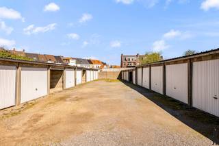 Appartementsgebouw met 5 appartementen en 24 garages te Lier. <br /><br />Algemeen:<br />- Gebouw met 5 ruime appartementen <br />- Top ligging nabij het centrum van Lier <br />- Elk appartement telt 3 slaapkamers en is ca. 116 m² groot<br />- 24 garages <br />- Momenteel zijn 4 van de 5 appartementen verhuurd<br />- EPC labels appartementen: 1 app. B, 3 app. C en 1 app. D<br />- Geen renovatieverplichting<br /><br />Het gebouw betreft 1 gelijkvloers appartement, 2 appartementen op de eerste en 2 op de tweede verdieping. <br />Op het gelijkvloers is een doorrit naar de achterliggende garages.<br /><br />Alle attesten etc per appartement zijn te bekomen op aanvraag.<br /><br />Stedenbouwkundige info in aanvraag.