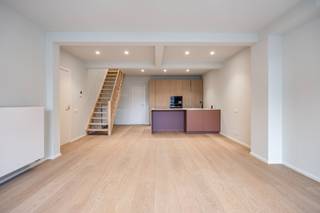 Dit ruime duplex-appartement op de derde verdieping, gelegen in het hartje van Leuven, bevindt zich in een kleinschalige residentie.Bij binnenkomst...