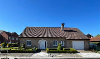 <p><span>Bent u op zoek naar een magnifieke, perfect onderhouden, gelijkvloerse woning, met net iets meer afstand tot de buren? En dat liefst op fietsafstand van de stad? Dan is deze woning met prachtige tuin rondom een topper. Ze werd in 1998 gebouwd met de allerbeste materialen en is zo goed in ere gehouden dat ze werkelijk instapklaar is. Er is een ruime inkomhal en de erg grote living en de volledig uitgeruste keuken geven beiden uit op een prachtige veranda. Aan de keuken is er ook nog een ruime beging, die door geeft naar een XL-garage. Er zijn nu op het gelijkvloers 2 erg grote kamers die beiden toegang hebben tot de badkamer met inloopdouche. Op zolder kunnen zeker nog 2 kamers bijgemaakt worden, mocht dat nodig zijn (opp gelijkvloers is nu al 210m2). De woning is volledig onderkelderd met een kruipkelder. Een zeer aangename, erg kwalitatieve en praktische woning!</span></p>