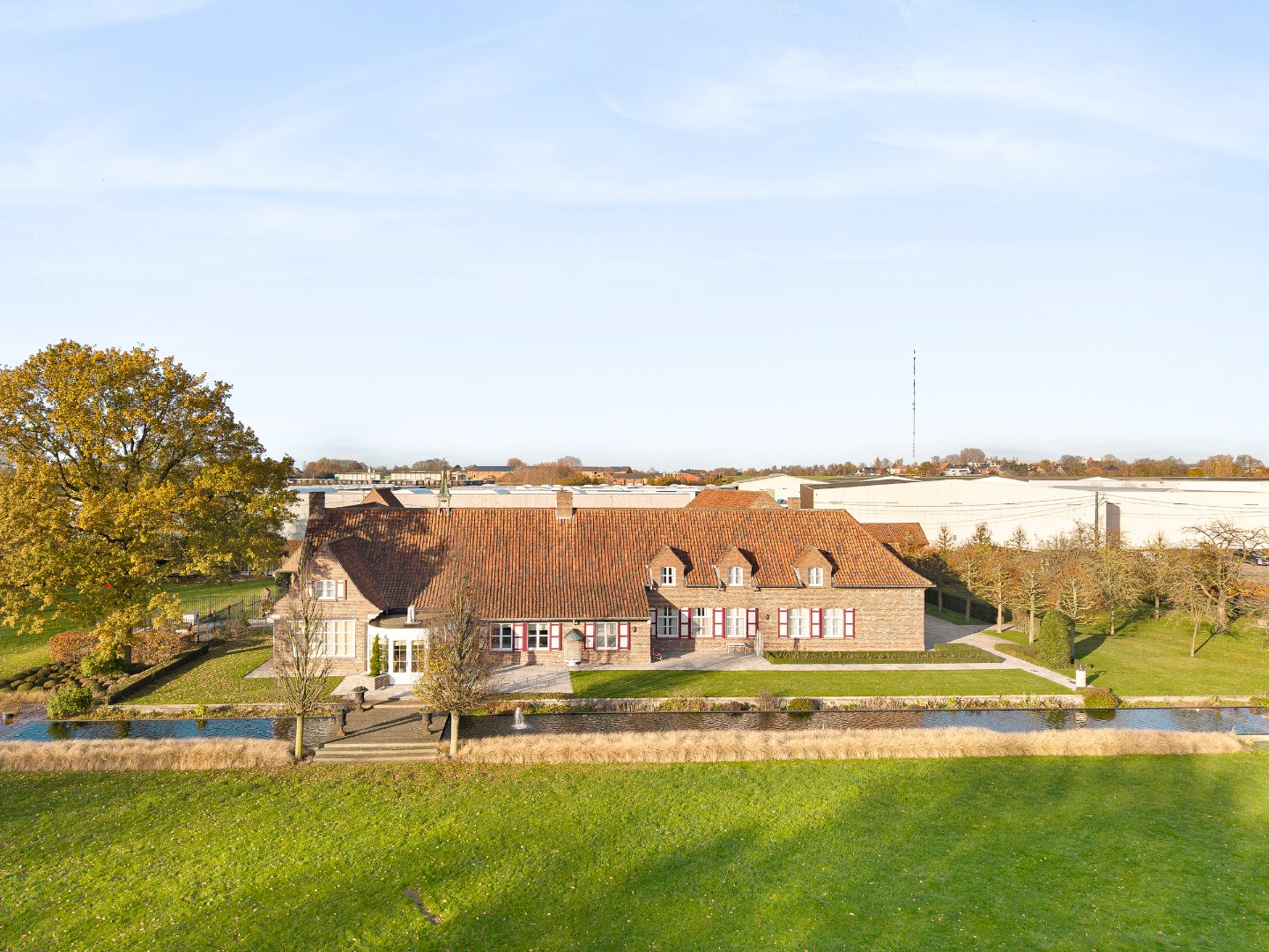 Unieke eigendom met 2 schuren, kapschuur, paardenstal en verzichten - foto 2