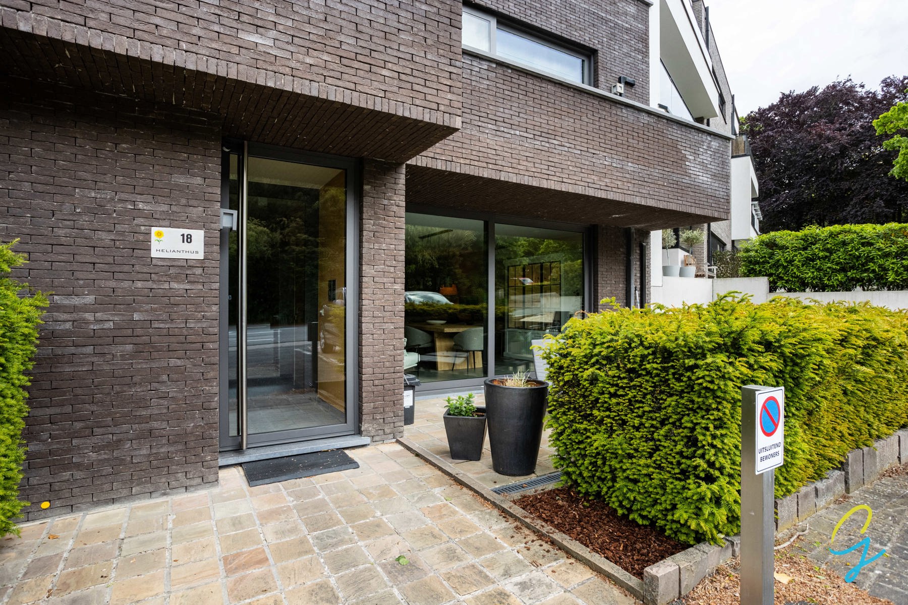 TE KOOP Ruim appartement met 2 terrassen en staanplaatsen - foto 4