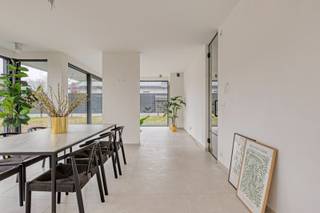 <span><span><strong>KANTWERK </strong>is een kleinschalig en uiterst energiezuinig nieuwbouwproject bestaande uit 3 gekoppelde woningen in landelijke stijl en één moderne alleenstaande villa langs de Kantwerkersstraat. </span></span><br /><span><span><strong> <br />Bouwonderneming Canneyt BV </strong>is niet aan zijn proefstuk toe. Door jarenlange ervaring weten deze vakmensen wat de behoeftes zijn van hun klanten. <br /><strong>Comfort, energiezuinigheid, kwaliteit en een afwerking tot in de kleinste details </strong>zijn dan ook de eigenschappen van deze kleinschalige realisatie.<br /><br />Tijdens de ontwerpfase werd veel aandacht geschonken aan enerzijds de <strong>energiezuinigheid</strong> en anderzijds het <strong>wooncomfort </strong>van de bewoners:</span></span>
<ul>
	<li><strong><span><span>Praktische indeling;</span></span></strong></li>
	<li><strong><span><span>veel lichtinval;</span></span></strong></li>
	<li><span><span><strong>vloerverwarming; </strong></span></span></li>
	<li><strong><span><span>warmtepomp (lucht/water) met zonnepanelen; </span></span></strong></li>
	<li><strong><span><span>vergaande afwerking;</span></span></strong></li>
	<li><strong><span><span>hoogwaardige ALU raamprofielen voorzien van screens. </span></span></strong></li>
</ul>
<span><span>Op deze manier is het zowel binnen als buiten aangenaam vertoeven.<br /><br /><strong><u>Indeling van villa:</u></strong> <br />Gelijklvoers: ruime inkomhal met gastentoilet, royaal ingedeelde leefruimte/open keuken van meer dan 60 m² met aansluitend bureauruimte van 8m².<br />Eerste verdieping: 3 slaapkamers (13,45m², 13,45m² en 17,84m²), badkamer uitgerust met ligbad, douche, dubbele lavabo en aansluitende inloopdressing, afzonderlijk toilet en een berging.<br />Exterieur: volledig omheinde tuin, carport aangelegd en afgewerkt met een oprit in grindmatten.<br /><br /><u><strong>Lastenboek:</strong></u><br />Het lastenboek voorziet ruime budgetten voor de verdere afwerking van uw droomwoning. De bouwheer heeft hierin kosten nog moeite gespaard om u verder te begeleiden in samenwerking met de betere leveranciers in de regio. Wij geven u graag wat meer uitleg bij een gesprek op kantoor of tijdens een bezoek aan de werf. <br /><br /><u><strong>Villa:</strong></u> Gerealiseerd op een ruim perceel van <strong>796 m²</strong><strong> </strong>en met maar liefst <strong>201 m</strong><sup><strong>2</strong> </sup>aan bewoonbare oppervlakte. <br /><br /><strong><u>Wat maakt KANTWERK uniek:</u></strong></span></span>

<ul>
	<li><span><span>Energiezuinig project (<strong>warmtepomp (l/w), zonnepanelen per woning</strong>,…);</span></span></li>
	<li><span><span><strong>kleinschalig project</strong>;</span></span></li>
	<li><span><span><strong>rustige ligging</strong>;</span></span></li>
	<li><span><span>kwalitatieve architectuur en materiaalkeuze;</span></span></li>
	<li><span><span>tot in de puntjes afgewerkt, geen bijkomende kosten meer voor de koper;</span></span></li>
	<li><span><span>...</span></span></li>
</ul>
<span><span><strong>OPMERKING:</strong> Deze realisatie is tot in de details afgewerkt. De carport is tevens vergund en geplaatst. De oprit en parkeerplaatsen zijn voorzien van grindmatten. Paadjes en terrassen werden reeds aangelegd in natuursteen en de tuin werd omheind. Kortom: U heeft als koper een minimum aan kosten voor verdere afwerking. </span></span><br /><br /><span><span><em>De oplevering van dit nieuwbouwproject is voorzien bij akte.<br />De afwerkingen voor tuin en terras zitten niet inbegrepen in bovenstaande prijszetting </em></span></span><span><span><em>(Meer info omtrent oplevering en uitgewerkte detailprijs per woning te verkrijgen bij de makelaar)</em></span></span><span><span><em>. </em><br /><br /><strong>Bent u op zoek naar een unieke nieuwbouwwoning in landelijke stijl of een moderne alleenstaande villa? Plan dan snel uw afspraak! Contacteer ons op het nummer 051 50 11 51 of via diksmuide@diksimmo.be.</strong></span></span>