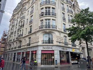 <p><strong>GEMEUBELD - Charmant en authentiek gerenoveerd 2 slaapkamer appartement ca. 110m² met terras ca. 7m² in een karaktervol gebouw. Gelegen in het centrum van Antwerpen nabij winkels, openbaar vervoer, scholen, trendy restaurants</strong><br /><br />Betreed dit prachtige appartement via de inkomhal, compleet met berging en gastentoilet.<br />Vanuit de hal betreedt u de ruime LEEFRUIMTE met origineel visgraatparket. Separate ingerichte KEUKEN uitgerust met alle benodigde apparatuur, kookplaat, oven, microgolfoven, vaatwasser en ijskast met vriezer en met toegang tot het buitenterras. <br /><br />Twee ruime slaapkamers van beiden ca. 15m². Ingerichte badkamer voorzien van dubbele wastafel en inloopdouche. <br /><br />Privatieve kelderberging en zolderruimte.<br /><br /><strong>Bijzonderheden:</strong><br />* Recent gerenoveerd dd. 2026<br />* Privatief terras<br />* Fietsenstalling aanwezig in het gebouw<br />* Gelegen in het centrum van Antwerpen nabij winkels, openbaar vervoer, scholen, trendy restaurants</p>