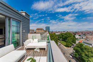 Ideaal gelegen aan de Louizalaan, tussen de Koningstuin en de Ter Kamerenabdij, biedt dit schitterende penthouse met drie verdiepingen een...