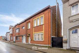 VALIMMAS verkoopt deze ruime, zeer degelijke en welgelegen woning met mooi terras en tuin... Het gelijkvloers omvat een inkomhal, een living...