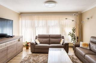 Dit appartement bevindt zich in de gegeerde wijk Venneborg - Zwarte Arend. Hier woon je bijzonder centraal: het openbaar vervoer stopt praktisch voor de deur en scholen, winkels en andere voorzieningen bevinden zich op wandelafstand. Ook de belangrijkste invalswegen, zoals de E313 en de Antwerpse Ring, zijn vlot bereikbaar.<br />Daarnaast ligt het prachtige Rivierenhof, één van de grootste en mooiste parken van Antwerpen, op slechts enkele minuten wandelen. Hier kan je heerlijk wandelen, fietsen en ontspannen. Voor shoppingliefhebbers ligt ook Wijnegem Shopping Center vlakbij.<br />Het appartement bevindt zich op de 2de verdieping van een kleinschalig gebouw met lift en heeft de volgende indeling:<br />Via de ruime inkomhal, voorzien van talrijke ingebouwde kasten, krijg je toegang tot alle ruimtes van het appartement. De hal leidt naar de ruime en lichtrijke leefruimte. Aansluitend bevindt zich de keuken, uitgerust met alle comfort en met toegang tot het terras.<br />Aan de achterzijde van het appartement vinden we een apart gastentoilet en een ruime badkamer met een dubbel lavabomeubel, een ligbad met douchefunctie en aansluitingen voor een wasmachine en droogkast.<br />Verder beschikt het appartement over 3 ruime slaapkamers, waarvan 2 toegang geven tot het 2de terras aan de achterzijde. Tot slot is er nog een kelderberging.<br />EPC: label B-Stedenbouwk Vg–Wg–Gvkr–Gvv–Gmo-P-& G-score: A<br />Interesse? Surf naar www.walls.be of bel ons op 03 233 33 00 voor meer info of een bezoek ter plaatse.