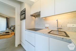 Ontdek deze <strong>charmante en lichtrijke studio</strong>,<strong> centraal gelegen</strong> in De Panne, op wandelafstand van de zee, winkels en alle voorzieningen. Dankzij de <strong>recente renovatie</strong> geniet u hier van modern comfort in een aangename en rustige omgeving.<br /><br />De studio is volledig zuidgericht en beschikt over een zonnig terras. <strong>Garage 43 is inbegrepen in de verkoopprijs</strong>, een absolute meerwaarde in het centrum van De Panne.<br /><br /><strong>Indeling:</strong>
<ul>
<li>Gezellige leefruimte met slaaphoek en toegang tot het <strong>zuidgerichte terras</strong></li>
<li>Compacte keuken met inductiekookplaat</li>
<li>Badkamer met douche en toilet</li>
<li><strong>Aparte ruimte buiten de studio, geschikt als bureau, logeerkamer of berging</strong></li>
<li>Garage 43 inbegrepen</li>
</ul>
<strong>Troeven:</strong>
<ul>
<li>EPC-label B</li>
<li>Zuidgericht terras aan de keuken en leefruimte</li>
<li><strong>Recent gerenoveerd en instapklaar</strong></li>
<li>Garage inbegrepen in de verkoopprijs</li>
<li><strong>Centrale ligging op wandelafstand van zee en voorzieningen</strong></li>
</ul>
<br />Deze studio vormt de ideale uitvalsbasis aan de kust, zowel als tweede verblijf, investering of compacte woonst.<br /><br /><strong>Interesse? Contacteer ons vandaag nog voor meer informatie of een bezoek!</strong>