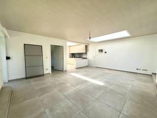 Lichtrijk recent gerenoveerd 1 slaapkamer-appartement gelegen op de eerste verdieping van een kleinschalige residentie te Wachtebeke.<br />Winkels, scholen, openbaar vervoer e.d. bevinden zich in de nabije omgeving. <br /><br />Het appartement omvat een lichtrijke leefruimte met open ingerichte keuken, ruime slaapkamer, badkamer met wastafel en douche, afgescheiden toilet, een balkon en een kelderberging. <br />Tevens is het appartement uitgerust met rolluiken en vliegenramen. <br /><br /><strong>Beschikbaar per 01/08/2025.</strong><br />Provisie gemeenschappelijke kosten: €25/maand. <br /><br />Een bezoek kan <strong>uitsluitend</strong> via onze website aangevraagd worden: https://www.vastgoeddevos.be/te-huur, klik het pand aan en klik vervolgens op "vraag hier uw bezoek aan". <br />