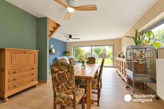 Welkom in de Ernest Claeslaan 45 te Lichtervelde! Deze ruime halfopen woning bevindt zich op het einde van een doodlopende straat in een rustige, residentiële woonwijk. Dankzij de centrale ligging geniet u van een vlotte bereikbaarheid van supermarkten, winkels, scholen, openbaar vervoer en tal van andere voorzieningen.<br /><br />Bij het betreden van de woning komt u terecht in de inkomhal met afzonderlijk gastentoilet. De bijzonder ruime en lichtrijke leefruimte geniet dankzij de grote raampartijen van een aangenaam zicht op de tuin. Aansluitend bevinden zich de eetplaats en de ingerichte keuken. Verder beschikt het gelijkvloers over een praktische wasplaats.<br /><br />Op de eerste verdieping bevinden zich drie slaapkamers, een handige berging en een badkamer uitgerust met een douchebad en lavabo.<br /><br />Ook buiten heeft deze woning heel wat te bieden! De prachtige, onderhoudsvriendelijke en zuidgerichte achtertuin vormt de ideale plek om in alle rust van het buitenleven te genieten. Daarnaast beschikt de eigendom over een carport, een praktische tuinberging en een aangename zijtuin.<br /><br />Warm geworden van deze recente woning? Contacteer ons vandaag nog voor meer informatie of een bezoek ter plaatse!<br /><br />De vermelde prijs is een richtprijs. Elk bod, hoger of lager, wordt voorgelegd aan de eigenaar, die zich het recht voorbehoudt dit te aanvaarden of te weigeren.<br />Neem voorsprong met een vrijblijvende schatting via: www.residentievastgoed.be/gratisonlineschatten