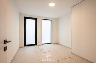 Mis deze buitenkans niet!Deze volledig gerenoveerde gezinswoning bevindt zich op toplocatie te Wetteren.  Scholen, winkels, restaurants, bus en trein...