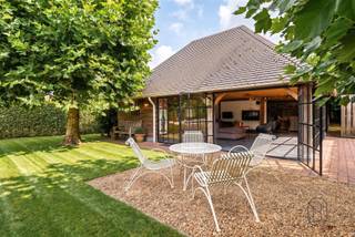 À VENDRE : Spacieuse villa avec 4 chambres, double garage et annexe polyvalente, située dans un cadre calme et champêtre à Oostrozebeke !Calme, espace et confort sur un magnifique terrain, entouré de champs !Découvrez cette spacieuse demeure située à la limite d'Oostrozebeke et de Meulebeke, bénéficiant d'un emplacement calme et champêtre. Cette propriété offre un agencement bien pensé, des espaces de vie généreux et une dépendance polyvalente de pas moins de 90 m². La maison idéale pour ceux qui recherchent de l'espace, de l'intimité et de nombreuses possibilités.AGENCEMENT : vaste hall d'entrée avec toilettes séparées pour les invités, chambre ou bureau au rez-de-chaussée, salle de bains, pièce à vivre lumineuse avec cheminée, cuisine entièrement équipée avec îlot et coin petit-déjeuner convivial, cave pratique, une buanderie spacieuse avec douche supplémentaire et sauna, ainsi qu’un double garage doté d’une porte sectionnelle automatique. Au premier étage se trouvent 3 chambres à part entière, une deuxième salle de bains et un grenier offrant des possibilités supplémentaires.À l’extérieur, vous profiterez d’un jardin entièrement aménagé, d’un grand jardin à l’avant et d’une vaste allée pouvant accueillir plusieurs voitures. L'annexe indépendante et élégante d'environ 90 m² dispose d'une entrée séparée et est actuellement aménagée en « man cave » conviviale, mais se prête également parfaitement au remisage de voitures de collection, de matériel de jardinage, etc.ATTOUS :- emplacement calme et champêtre entre Oostrozebeke et Meulebeke- villa spacieuse avec 4 chambres et 2 salles de bains- double garage avec porte automatique- dépendance élégante d’environ 90 m² avec entrée indépendante- panneaux solaires installés- citerne d’eau de pluie de 10 000 litres raccordée- fenêtres en aluminium à double vitrageVisite sur rendez-vous auprès d’Immo Beguin : charlotte@immobeguin.be