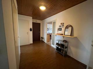 Ruim 3-slaapkamerappartement met lift – beschikbaar vanaf 01/02/.<br /><br />Dit ruime 3-slaapkamerappartement is gelegen in een residentie met lift en bevindt zich vlakbij alle dagelijkse faciliteiten zoals winkels, openbaar vervoer, scholen en andere voorzieningen.<br /><br />Het appartement beschikt over een ruime leefruimte, waar je makkelijk een gezellige zithoek en eetgedeelte kan inrichten. Daarnaast zijn er drie volwaardige slaapkamers, ideaal voor een gezin, een koppel met extra ruimte of wie een bureau of hobbykamer nodig heeft.<br /><br />Verder zijn er twee praktische bergingen, wat zorgt voor extra opbergruimte en wooncomfort.<br /><br />Hoewel het appartement niet volledig nieuw is, biedt het een stevige basis en veel potentieel om er een knusse en persoonlijke thuis van te maken.<br /><br />Beschikbaar vanaf 01/02 en meteen klaar om betrokken te worden.<br /><br />Een interessante opportuniteit voor wie op zoek is naar ruimte, functionaliteit en een goede ligging aan een betaalbare prijs.<br /><br />