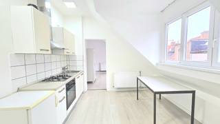 Indeling van het appartement:- Keuken met kookvuur op gas, koelkast, oven.- Leefruimte.- Badkamer met douche, lavabo en toilet.Kenmerken:Centrale...