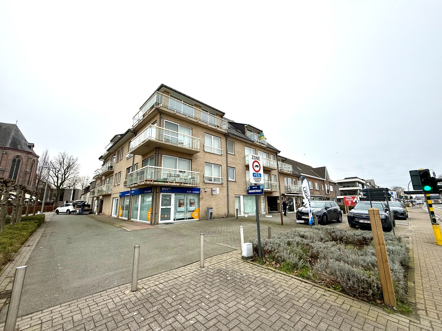 Dakappartement met 2 slaapkamers, 2 douchekamers en parkeerplaats - foto 1
