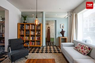 In het centrum van Eeklo bevindt zich deze charmante en authentieke stadswoning met een ruime en veelzijdige indeling, ideaal voor wie op zoek is...