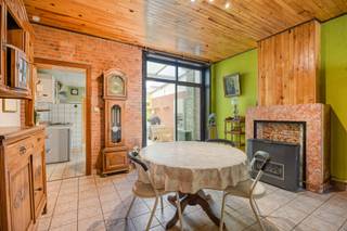 Bent u op zoek naar een woning die u volledig naar eigen smaak kunt renoveren? Dan is deze gesloten bebouwing zeker een bezoek waard.<br /><br />De woning beschikt over PVC-ramen met dubbele beglazing en het dak werd vernieuwd in 2000, waardoor reeds enkele belangrijke investeringen zijn uitgevoerd. Verder biedt de woning een degelijke basis en tal van mogelijkheden om ze om te vormen tot een hedendaagse en energiezuinige gezinswoning.<br /><br />Indeling:<br />Gelijkvloers: <br />- inkomhal<br />- leefruimte <br />- keuken<br />- veranda<br />- badkamer<br /><br />Eerste verdieping:<br />- nachthal<br />- 2 slaapkamers <br /><br />De zolderverdieping is bereikbaar via de vaste trap en kan nog ingericht worden naar 2 slaapkamers. <br /><br />Ben jij nu op zoek naar deze gesloten bebouwing met tal van mogelijkheden? <br />Plan vandaag nog je bezoek.<br /><br />Meer informatie of een bezoek aanvragen?<br />Schrijf u in via de link ( ) of neem rechtstreeks contact op met Robbe via robbe.van.der.cammen@albert.immo of 0498 26 28 49.