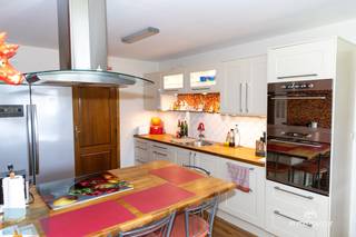 <p><strong>Welkom in de Dalstraat te Opglabbeek, waar deze charmante open woning uit 1995 u verwelkomt met een mooie combinatie van ruimte, comfort en rust.<br />Gelegen in een rustige doodlopende straat, geniet u hier van een aangename woonomgeving met lokale voorzieningen, natuur en recreatiemogelijkheden binnen handbereik.<br /><br />De woning biedt een praktische indeling met een gezellige leefruimte bestaande uit zit- en eetplaats, een keuken met zicht op de tuin en een handige berging/wasplaats. Verder beschikt de woning over drie slaapkamers, waarvan één op het gelijkvloers, twee toiletten, een badkamer en een extra bergruimte op de verdieping.<br /><br />Met een bewoonbare oppervlakte van 156 m² en een perceel van 492 m² is er voldoende ruimte voor het hele gezin.<br />De inpandige garage, carport en kelder zorgen bovendien voor extra comfort en heel wat bergruimte.<br />Buiten geniet u van een aangename achtertuin met tuinhuis.<br /><br />Ook technisch is de woning mooi in orde: asbestvrij, conforme elektriciteit en voorzien van een recente condenserende gasketel. Het EPC bedraagt 367 kWh/m² per jaar (label D).<br /><br />Een verzorgde gezinswoning met veel potentieel, op een rustige en gegeerde locatie in Oudsbergen.<br />Contacteer Baykal 0497/523595. voor meer informatie of een bezichtiging.</strong></p>
