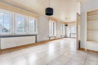 Maison familiale semi-ouverte à rénover avec 3 chambres et dépôt (optionel à acheter), située dans le cadre rural de Zichen.Vous n’aimez pas...