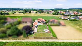 In een rustige straat in Scherpenheuvel-Messelbroek ligt deze goed onderhouden gezinswoning op een perceel van 1905 m².<br /><br />De woning bevindt zich op korte afstand van het dorpscentrum, wat zorgt voor een ideale ligging in een rustige omgeving met vlotte toegang tot alle voorzieningen.<br /><br />Bij binnenkomst komt u in een stijlvolle inkomhal waar zich een toilet bevindt. De open leefruimte met geïntegreerde keuken en zitruimte bevat een aangename en open sfeer. Naast de keuken bevindt zich een praktische berging met directe toegang tot de kelder die onder de volledige woning doorloopt en extra opslagruimte biedt. In de gezellige leefruimte is er een pelletkachel aanwezig, wat niet alleen zorgt voor een aangename warmte, maar ook een knus en huiselijk gevoel. Daarnaast bevindt zich op het gelijkvloers een praktische badkamer, bureel en slaapkamer.<br /><br />Op de eerste verdieping zijn twee ruime slaapkamers te vinden, alsook een tweede toilet.<br /><br />Er is tevens een aparte garage, geschikt voor één auto. De oprit is voorzien voor 6 extra staanplaatsen wat voldoende ruimte en parkeergelegenheid biedt.<br /><br />De woning beschikt over een prachtige zuidoost georiënteerde tuin met achteraan een mooie pergola, waar het gezellig vertoeven is tijdens de zomermaanden. Er is ook een geboorde regenput aanwezig.<br /><br />Tot slot is het perceel ook nog bereikbaar langs de achterzijde.<br /><br />Aarzel niet en neem contact op voor een bezichtiging!