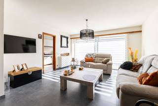 Bent u op zoek naar een 2-slaapkamer appartement (90m²) met 2 terrassen en garagebox? Of ben u op zoek naar een ideale investering voor verhuur? Dan stellen wij graag dit appartement aan u voor op de eerste verdieping (zonder lift) in een klein gebouw.<br /><br />Indeling:<br />Via de inkomhal kan u de meeste ruimtes betreden met vooraan de lichtrijke woonkamer met het eerste terras. Aanpalend is er de gesloten keuken met berging. Centraal is er de badkamer met ligbad en dubbele lavabo's en een toilet. Verder zijn er twee slaapkamers waarvan één slaapkamer toegang geeft aan het terras achteraan. Er is ook nog een grote berging/dressing aanwezig.<br /><br />Bovengrondse garagebox mee aan te kopen aan € 25.000 (exclusief van de vraagprijs) of een autostaanplaats aan € 17.500 (exclusief van de vraagprijs).<br />Ligging:<br />Gelegen in een rustige en groene woonomgeving met een aangenaam dorpskarakter. De buurt biedt een vlotte verbinding naar het centrum van Ranst en nabijgelegen steden, met winkels, scholen en openbaar vervoer op korte afstand. Ideaal voor wie comfortabel en rustig wil wonen, zonder in te boeten op bereikbaarheid.<br />Pluspunten:<br />- Twee leuke terrassen<br />-- Garagebox<br />- Toplocatie <br /><br />Voor meer informatie of een bezichtiging kan u One vastgoed steeds bereiken op volgend nummer 03 60 85 30.