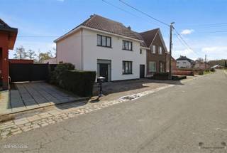 <p><span>Deze halfopen bebouwing, gelegen in een rustige straat te Nijlen, biedt tal van mogelijkheden voor wie op zoek is naar een ruime woning met renovatiepotentieel. Dankzij de gunstige ligging geniet u van een vlotte verbinding naar de autostrade en bevindt het centrum van Nijlen zich op korte afstand. Voor ontspannende fietstochten of wandelingen bent u direct aan de Netedijk. </span></p><p><span>De woning, beschikt op het gelijkvloers over een inkomhal met marmervloer, een leefruimte, keuken, veranda, badkamer en een praktische slaapkamer/bureau. Daarnaast is er een heel ruime garage aanwezig, ideaal voor zelfstandige activiteit of hobbyruimte. Buiten vindt u een aangename tuin met terras en twee niet vergunde tuinbergingen.</span></p><p><span>Op de eerste verdieping bevinden zich een nachthal met marmervloer, een 2e slaapkamer, een badkamer en een technische ruimte. De volgende ruimte is ingedeeld als aparte woonentiteit met eigen keuken en leefruimte, wat extra interessant is voor kangoeroewonen of zorgwonen. </span></p><p><span>De zolderverdieping omvat een zolderkamer en extra bergruimte.</span></p><p><span>Kortom, een eigendom met veel ruimte en mogelijkheden, ideaal voor wie op zoek is naar een renovatieproject op een goede locatie.</span></p><p><span>Troeven:</span></p><ul><li><span>Rustige ligging</span></li><li><span>Goede bereikbaarheid (nabij autostrade en centrum)</span></li><li><span>Slaapkamer op het gelijkvloers</span></li><li><span>Mogelijkheid tot aparte woonst</span></li><li><span>Tuin met bijgebouwen</span></li><li><span>Veel potentieel na renovatie</span></li><li><span>EPC label F, renovatieplicht</span></li><li><span>Nt asbestveilig </span></li><li><span>EPC bruikbare vloeropp.: 289 m² (indicatief)</span></li><li><span>Elektriciteit nt conform</span></li><li><span>Verwarming gas</span></li><li><span>P-score: B</span></li><li><span>G-score woning: A</span></li></ul><p><span> </span></p><p><span>Vergunning-Woongebied-gn rechterlijke herstelmaatregel of best. maatregel opgelegd-gn voorkooprecht-gn verkavelingsvergunning</span></p><p><span>Sommige foto's zijn bewerkt met AI, vermelding impressie. </span></p><p><span> </span></p><p><span>Interesse? Neem contact op met Nicki (BIV 514.879), 0496 02 35 68, nf@janssenenjanssen.be</span></p>