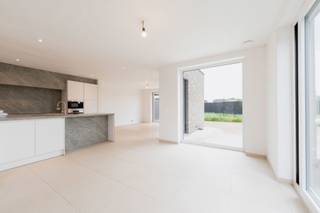 Bent u op zoek naar een energiezuinige, instapklare woning op een rustige locatie? Dan is deze prachtige halfopen nieuwbouwwoning precies wat u zoekt!
De ligging is een absolute troef: rustig gelegen, maar toch vlakbij winkels, scholen, openbaar vervoer en belangrijke invalswegen.
Deze hedendaagse BEN-woning combineert comfort, kwaliteit en een doordachte indeling. Via de inkomhal, voorzien van een apart gastentoilet, betreedt u de ruime leefruimte met grote raampartijen. Deze zorgen voor een aangename lichtinval en biedt een mooi zicht op de charmante tuin. Aansluitend vindt u de volledig uitgeruste keuken met kwalitatieve toestellen en een ruime garage.
Op de eerste verdieping bevinden zich 3 volwaardige slaapkamers, een apart toilet, een berging en een ruime badkamer met dubbele lavabo, een inloopdouche én een ligbad.
Dankzij de kwalitatieve en doordachte afwerking, geniet u van een zorgeloze woonervaring op lange termijn. Dankzij het lage E-peil geniet u van een uiterst energiezuinige woning met lage maandelijkse kosten, ideaal voor wie duurzaam en toekomstgericht wil wonen.
Verder is de woning uitgerust met een regenwaterput van 10.000 liter, ventilatiesysteem type D, 6 zonnepanelen (2490Wp) en vloerverwarming op de gelijkvloers.
Neem gerust contact op voor meer info
tbaete@trevi.be