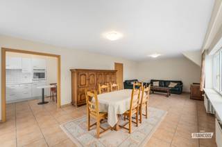 Ben je op zoek naar een ruim en comfortabel appartement te koop in Blankenberge? Dit aangename appartement van 94 m² combineert een praktische indeling met een rustige ligging en biedt volop mogelijkheden als vaste woonst, tweede verblijf of investering.<br /><br />Bij het binnenkomen valt meteen de aangename ruimte en praktische indeling op. De woonst beschikt over een ruime leefruimte, twee slaapkamers, twee toiletten, een badkamer en een terras waar je in alle rust van de buitenlucht kunt genieten. Dankzij de mooie oppervlakte van 94 m² biedt dit appartement voldoende plaats voor wie comfortabel wil wonen aan de kust. Het pand dateert uit 1998 en is onmiddellijk beschikbaar, waardoor je snel van je nieuwe stek kunt genieten.<br /><br />De rustige ligging in Blankenberge vormt een aangename uitvalsbasis voor zowel permanente bewoning als een investering. Tegelijkertijd profiteer je van alles wat Blankenberge te bieden heeft: de kust, winkels, horeca en tal van recreatiemogelijkheden bevinden zich in de nabije omgeving. Ook op het vlak van parkeergelegenheid zit je hier goed. De garagebox met voorliggende staanplaats kan optioneel worden aangekocht.<br /><br />Wil je dit appartement in Blankenberge graag met eigen ogen ontdekken? Vraag vandaag nog je bezoek aan bij Anthony De Clerck van Immo Francois. Vanuit het kantoor aan de Grote Markt 1 in Blankenberge helpt hij je graag verder en begeleidt hij je persoonlijk tijdens het aankoopproces.<br /><br />Denk je eraan om je woning in Blankenberge te verkopen? Neem vrijblijvend contact op met Anthony De Clerck van Immo Francois in Blankenberge voor een gratis schatting via anthony@immofrancois.be.<br /><br />