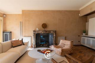 <p>Exclusief wonen te Poolse Winglaan in Sint-Denijs-Westrem. <br />In deze rustige en groene omgeving geniet u dagelijks van ruimte, comfort en een uitstekende bereikbaarheid.<br />Dit riante appartement straalt klasse en elegantie uit, met een stijlvolle indeling en hoogwaardige afwerking tot in het kleinste detail.<br />Ingebouwde vitrinekasten, twee open haarden en kwalitatieve materialen creëren een luxueuze en warme woonbeleving.</p><p>De royale indeling omvat een indrukwekkende inkomhal met apart gastentoilet, een lichtrijke leefruimte, stijlvolle eetkamer en een volledig uitgeruste keuken.<br />Verder beschikt dit uitzonderlijke appartement over een master bedroom met ensuite badkamer en dressing, drie volwaardige slaapkamers en een tweede badkamer.</p><p>Als extra troeven geniet deze eigendom bovendien van twee privatieve kelderbergingen en twee garages.</p><p>Het appartement is eveneens toegankelijk met de lift.</p><p>Dankzij de nabijheid van een tramhalte, winkels, scholen en belangrijke invalswegen, combineert deze eigendom rustig wonen met alle voorzieningen binnen handbereik.</p><p>Een unieke opportuniteit voor wie op zoek is naar een klassevol en ruim appartement op een absolute toplocatie.<br />Interesse? Aarzel niet en contacteer ons voor het inplannen van een bezoek.</p>