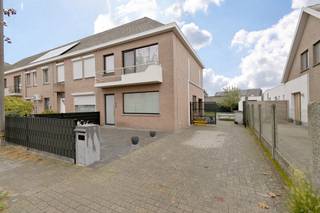 NIEUW TE KOOP in het centrum van Zele. Halfopen bebouwing met 3 slaapkamers. Voor de snelle beslisser. Indeling: Inkomhal, woonkamer bestaande uit een zithoek en eethoek met aansluitend de open keuken voorzien van alle comfort. Berging/ wasplaats. apart gastentoilet. Op de eerste verdieping heeft u 2 slaapkamers en een badkamer voorzien van inloopdouche en toilet. Op de 2de verdieping is er een derde slaapkamer en opbergruimte. Buitenomgeving: Garage en aangelegde tuin. Extra info: Elektrische keuring: conform. EPC: C ( 214 kWh/(m²jaar) ) Geen renovatieverplichting. Verwarming via zowel warmtepomp ( airco ) en centrale verwarming op gas. P en G score: A. Wg, Vg, Gvv, Gmo, Gvkr. info: 0484150009