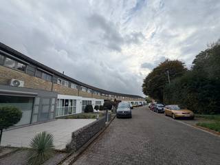 Prachtige instapklare woning in het hart van Oppuurs

Deze instapklare woning combineert comfort, energiezuinigheid en rust met een uitstekende ligging in het groene en gezellige Oppuurs.

Op het gelijkvloers vind je een inkomhal met apart toilet, een lichte en gezellige woonkamer en een recent gerenoveerde, moderne open keuken. De grote leefruimte zorgt voor een aangename en praktische woonomgeving.

Op de eerste verdieping bevinden zich een nachthal, 3 slaapkamers, een badkamer met regendouche en een handige berging/wasplaats.

De volledig afgesloten tuin is onderhoudsvriendelijk en beschikt over een zonnig terras, ideaal om rustig te genieten. Achteraan bevindt zich bovendien een dubbele garage, voorzien van een recent vernieuwde elektrische rolpoort.

Ook op vlak van energie en comfort heeft deze woning heel wat troeven. Zo beschikt ze over:

* zonnepanelen
* warmtepompen
* elektrische zonnewering
* elektrische rolluiken
* pelletkachel

De woning is dan ook bijzonder energiezuinig en duurzaam en biedt dankzij de verschillende voorzieningen een aangenaam wooncomfort in elk seizoen.

Ligging

De woning is gelegen in het rustige en centraal gelegen Oppuurs, een deelgemeente van Puurs-Sint-Amands. Dankzij de nabijheid van de N16, A12 en N17 zijn omliggende gemeenten en steden vlot bereikbaar.

Een kleuter- en lagere school bevindt zich op slechts 300 meter wandelafstand. De school is bereikbaar via een veilig wandelpad aan het einde van de doodlopende wijk.

Een ideale woning voor wie op zoek is naar een instapklare gezinswoning met 3 slaapkamers, garage, tuin én een uitstekende combinatie van rust, comfort en bereikbaarheid.

GEEN IMMO – rechtstreeks van eigenaar

📧 bieshuizen21@gmail.com
📱 0475 32 60 32