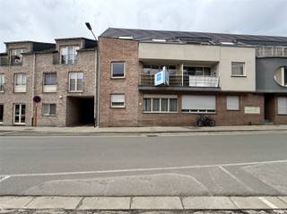 Ben je op zoek naar een knus appartement of goede investering met één slaapkamer, gelegen nabij het centrum van Temse? Lees dan zeker verder!Dit appartement werd gebouwd in 2003 en bevindt zich op de eerste verdieping van een recent appartementsgebouw. De ligging is een absolute troef: dankzij de goede verbindingen naar verschillende invalswegen en de nabijheid van het centrum van Temse, de Zaat en het water, geniet je hier van zowel bereikbaarheid als rust. Je betreedt het gebouw via de gemeenschappelijke inkomhal. Zowel met de trap als met de lift bereikt u het appartement op de eerste verdieping.De indeling is als volgt: de inkomhal biedt vestiaremogelijkheden en beschikt over een apart gastentoilet. De toilet en bijhorende handenwasser zijn splinternieuw. Verder kom je in de ruime leef- en eetruimte met rechtstreekse toegang tot het terras. Dankzij de grote raampartijen geniet deze ruimte van veel natuurlijk lichtinval. Aansluitend bevindt zich de geïnstalleerde open keuken met een aanpalende bergruimte. Het appartement beschikt over één ruime slaapkamer en een ingerichte badkamer, voorzien van een lavabo met meubel, spiegelkast en een bad met douchefunctie. Het bad met wand en bijhorend badkamermeubel werden ook pas vernieuwd.Interesse om van dit instapklare appartement jouw nieuwe thuis te maken? Aarzel dan niet en neem vandaag nog contact met ons op!P-score: DG-score: D