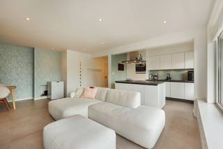 Dit ruime en lichtrijke appartement met 2 slaapkamers en een groot terras van maar liefst 16m² is gelegen op een zeer centrale en gegeerde locatie aan de Fruithoflaan in Berchem. Dankzij de grote raampartijen geniet het appartement van veel natuurlijke lichtinval en een aangenaam ruimtelijk gevoel.<br /><br /><strong>Locatie:</strong><br />Het appartement is gelegen aan de Fruithoflaan in Berchem, een aangename en residentiële buurt met alle nodige voorzieningen binnen handbereik. In de directe omgeving bevinden zich verschillende winkels, supermarkten, scholen, horeca en andere dagelijkse voorzieningen. Ook het openbaar vervoer is vlot bereikbaar en dankzij de nabijheid van verschillende belangrijke invalswegen geniet u van een goede verbinding richting Antwerpen en omliggende gemeenten.<br /><br /><strong>Indeling:</strong><br />U komt het appartement binnen via de inkomhal. Van hieruit heeft u toegang tot de lichtrijke woonkamer met grote raampartijen die zorgen voor veel natuurlijke lichtinval. Aansluitend bevindt zich de volledig geïnstalleerde keuken.<br />Vanuit de keuken heeft u toegang tot het ruime terras van ca. 16m², dat zich uitstrekt over de volledige lengte van het appartement.<br /><br />Via de nachthal bereikt u de 2 ruime slaapkamers van ca. 10m² en 13m². Verder beschikt het appartement over een badkamer voorzien van een douche en 2 wastafels. Het toilet is apart en voorzien van een handenwasser. Tot slot is er nog een praktische wasplaats/kast voorzien.<br /><br />Garagebox verplicht aan te kopen aan €15.000<br /><br /><strong>Troeven:</strong><br />- EPC B<br />- Locatie<br />- Tarras 16m²<br />- 2 slaapkamers <br />- Instapklaar <br />- Veel lichtinval<br /><br /><span>Benieuwd naar meer? Neem contact op voor een bezichtiging via 0483 51 30 01 of mail naar ruzanna@wellimmo.net</span><br /> 