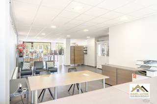 Dit ruime handelspand is gelegen op een mooie locatie, aan een belangrijke invalsweg richting Gent centrum. Ze bestaat uit een open ruime, met zowel voor- als achteraan commerciële zichtbaarheid. Achteraan het pand is voorzien in een keuken/opslagruimte en een apart toilet. De activiteit van de in het pand aanwezige zaak wordt volledig overgebracht naar haar hoofdlocatie in Zwijnaarde. Inschrijven voor bezoek via mail naar info@immo-home.be, geen telefonische inschrijvingen! Volg ons op Fb en Insta. Voor meer info: www.immo-home.be. GRATIS SCHATTING & GRATIS FINANCIEEL ADVIES