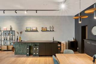 Handelsgelijkvloers op zichtlocatieGelegen aan de levendige Mechelsesteenweg bevindt zich dit ruime handelsgelijkvloers met een opvallende...