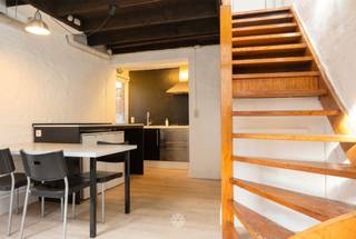 <p><span>GENT - Krijgsgasthuisstraat: Ben je op zoek naar een</span><span> gerenoveerde woning in een gezellige zijstraat te huur in Gent? </span><span>Lees dan snel even verder.</span></p><p><span> </span></p><p><span>De belangrijkste troeven:</span></p><ul><li><span>Gerenoveerde woning</span></li><li><span>Vlotte bereikbaarheid met auto en het openbaar vervoer</span></li><li><span>Aangename lichtrijke leefruimtes</span></li><li><span>Charmante elementen behouden binnen de woning</span></li></ul><p><span> </span></p><p><span>Indeling gelijkvloers:</span></p><p><span>Eetruimte met open en ingerichte keuken (gasvuur, dampkap, koelkast, diepvries, incl. aansluiting wasmachine), badkamer uitgerust met toilet, lavabomeubel en inloopdouche.</span></p><p><span> </span></p><p><span>Indeling eerste verdieping:</span></p><p><span>Mooie lichtrijke leefruimte met toegang tot het zuidwest gerichte terras.</span></p><p><span> </span></p><p><span>Indeling tweede verdieping:</span></p><p><span>Via de twee open trappen kan je de slaapkamer bereiken.</span></p><p><span> </span></p><p><span>Belangrijke informatie:</span></p><p><span>Beschikbaar vanaf 15/08/2026. Domicilie verplicht.</span></p><p><span>Huurprijs: € 795/maand. EGW (elektriciteit, gas en water) afzonderlijk af te rekenen.</span></p><p><span> </span></p><p><span>Interesse in deze leuke woning? Vraag dan snel jouw bezoek aan via www.axellenaerts.be!</span></p><p><span> </span></p>