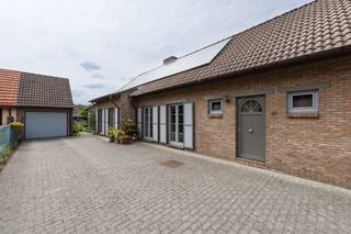 Ruime gezinsvilla met 4 slaapkamers, zonnige tuin en 39 zonnepanelen<br /><br />Op een boogscheut van het centrum van Brasschaat bevindt zich deze ruime en lichtrijke villa op een mooi perceel van 841 m². Dankzij de royale leefruimtes, vier slaapkamers, ruime parkeermogelijkheden en de prachtig aangelegde zuidwestgerichte tuin vormt deze woning de ideale thuisbasis voor gezinnen die ruimte, comfort en een aangename <span>buitenomgeving</span> weten te waarderen.<br /><br />De woning verwelkomt u via een ruime inkomhal met gastentoilet. Van hieruit komt u in de bijzonder sfeervolle leefruimte, die meteen in het oog springt dankzij het unieke hoge plafond, de royale volumes en de overvloedige natuurlijke lichtinval. De eetplaats sluit naadloos aan op de volledig ingerichte keuken, voorzien van de gebruikelijke toestellen. Zowel de eetplaats als de keuken geven toegang tot de veranda, waar u heerlijk geniet van het zicht op de tuin.<br /><br />Op het gelijkvloers bevinden zich daarnaast twee slaapkamers, waaronder een royale slaapkamer van ca. 16 m² en een tweede slaapkamer van ca. 9 m², alsook een badkamer met wastafel en douche. Hierdoor biedt de woning ook op het gelijkvloers een bijzonder praktische indeling.<br /><br />Via de leefruimte bereikt u de eerste verdieping. Hier bevinden zich nog twee ruime slaapkamers van elk ca. 16 m². Er is bovendien de mogelijkheid om op deze verdieping een tweede badkamer te creëren, wat de woning nog extra functionaliteit en comfort kan bieden.<br /><br />De absolute troef van deze woning is zonder twijfel de prachtige zuidwestgerichte tuin. Dankzij de gunstige oriëntatie geniet u hier optimaal van de zon en privacy. De tuin is uitgerust met een automatisch beregeningssysteem en robotmaaier en beschikt bovendien over een praktisch tuinhuis.<br /><br />Ook aan parkeergelegenheid is er geen gebrek. De woning beschikt over een ruime oprit met plaats voor meerdere wagens en een afzonderlijke royale garage, ideaal voor het stallen van een wagen, fietsen en extra materiaal.<br /><br />Troeven<br /><br />- Gelegen op een perceel van 841 m²<br />- 3 à 4 slaapkamers, waarvan twee ruime slaapkamers op de verdieping<br />- Royale en lichtrijke leefruimte met hoog plafond<br />- Zuidwestgerichte tuin met veel privacy<br />- Automatisch beregeningssysteem en robotmaaier<br />- 20 zonnepanelen<br />- Recent vernieuwde ramen<br />- Royale garage<br />- Ruime oprit met veel parkeergelegenheid<br />- Mogelijkheid tot het creëren van een extra badkamer op de verdieping<br />- Gelegen op wandel- en fietsafstand van het centrum van Brasschaat<br /><br />Een ruime en veelzijdige gezinswoning op een toplocatie, waar binnen- en buitenruimte perfect samenkomen.